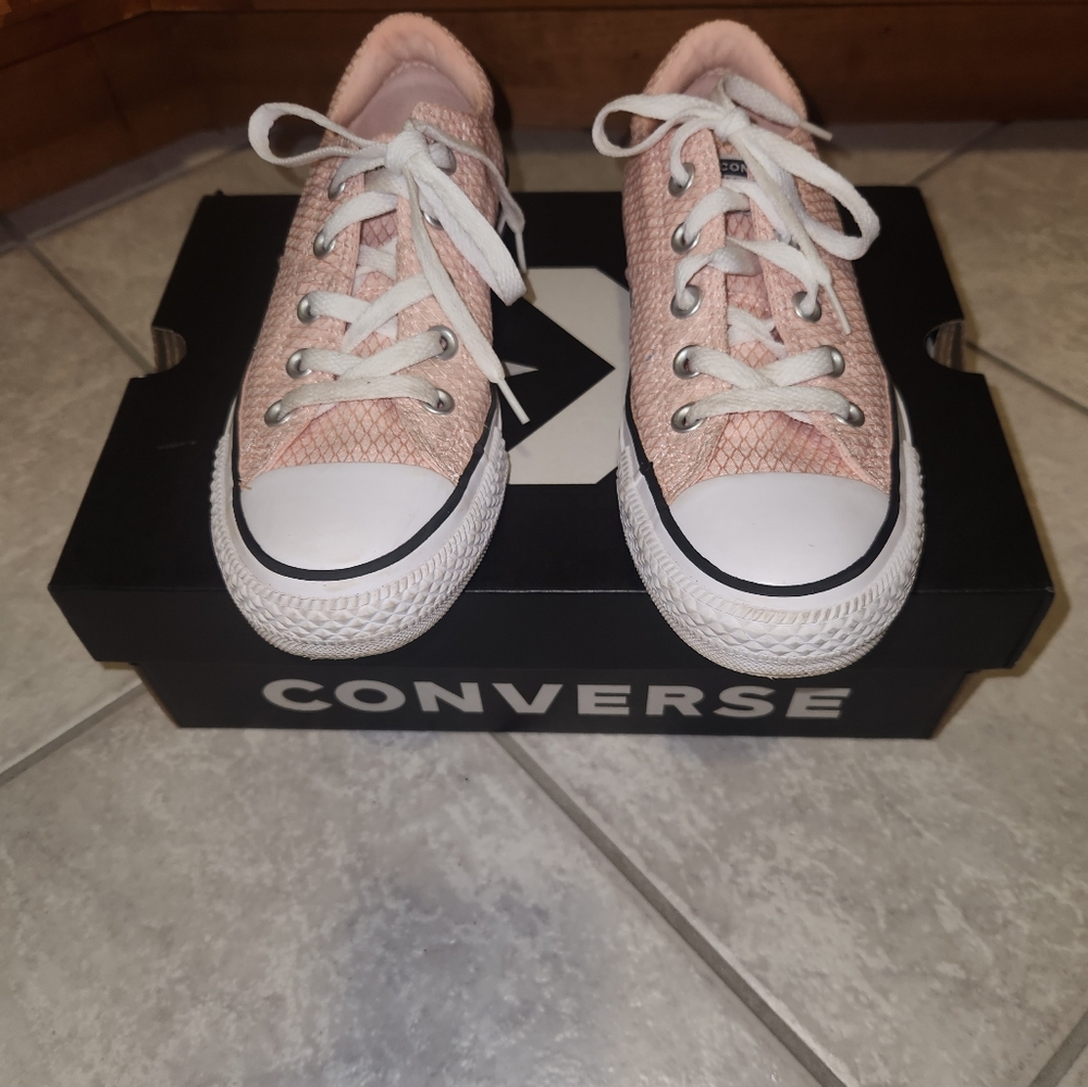 Converse All Star sneakers, size 6 EUC like new